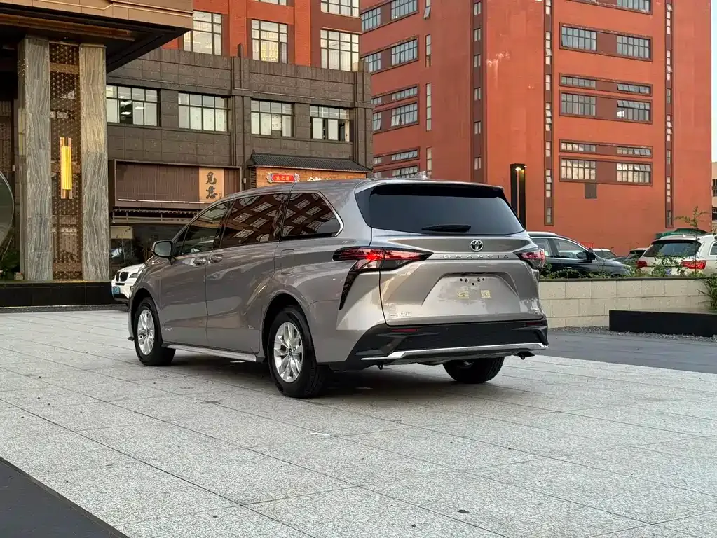 Toyota Granvia — фото 8