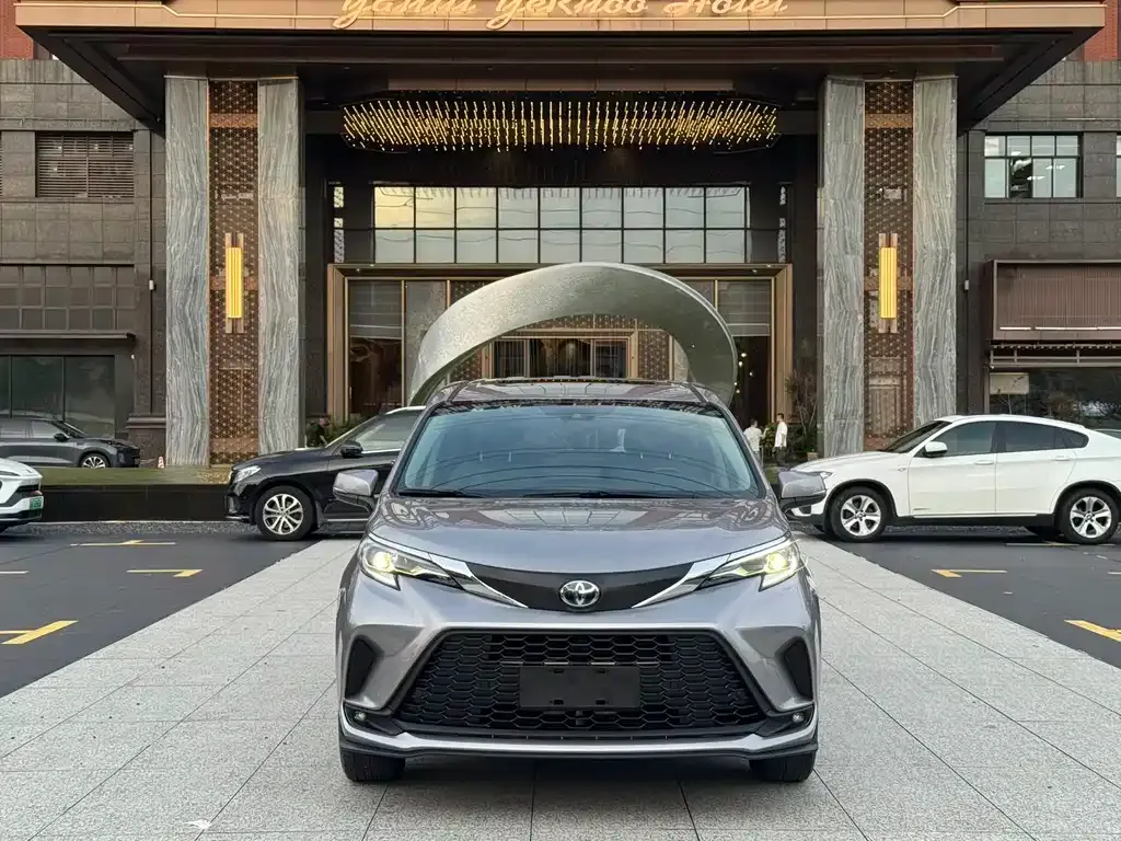 Toyota Granvia — фото 4