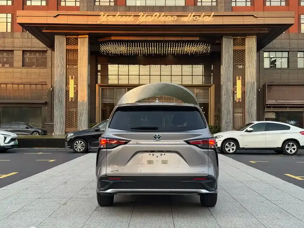 Toyota Granvia — фото 9