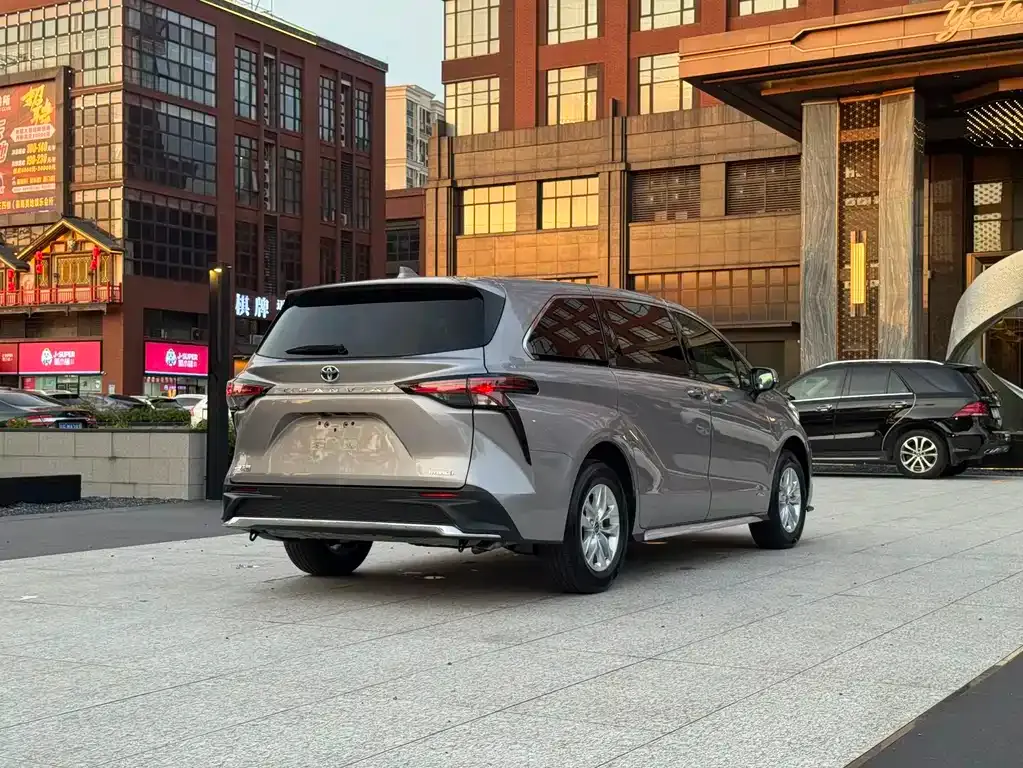 Toyota Granvia — фото 10