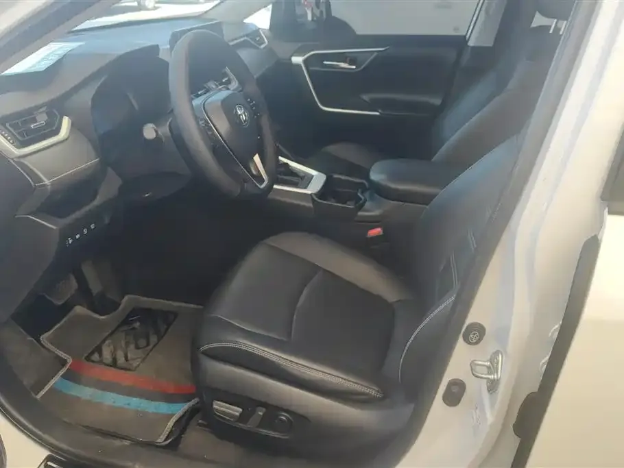 Toyota RAV4 — фото 2