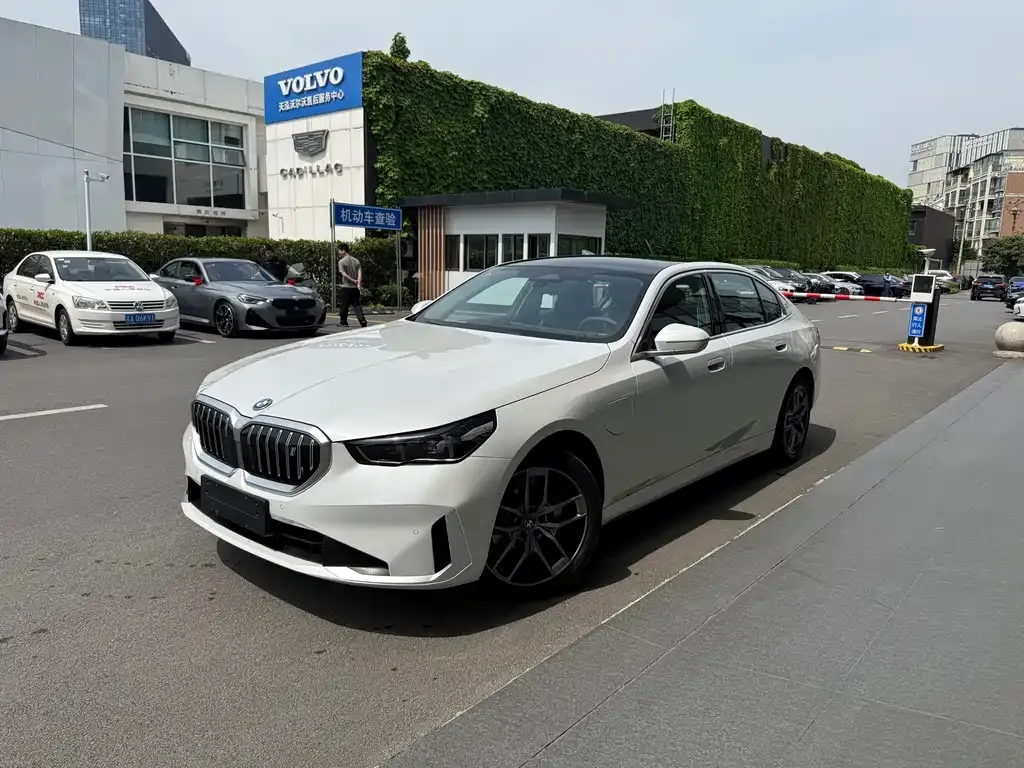 BMW i5 — фото 1