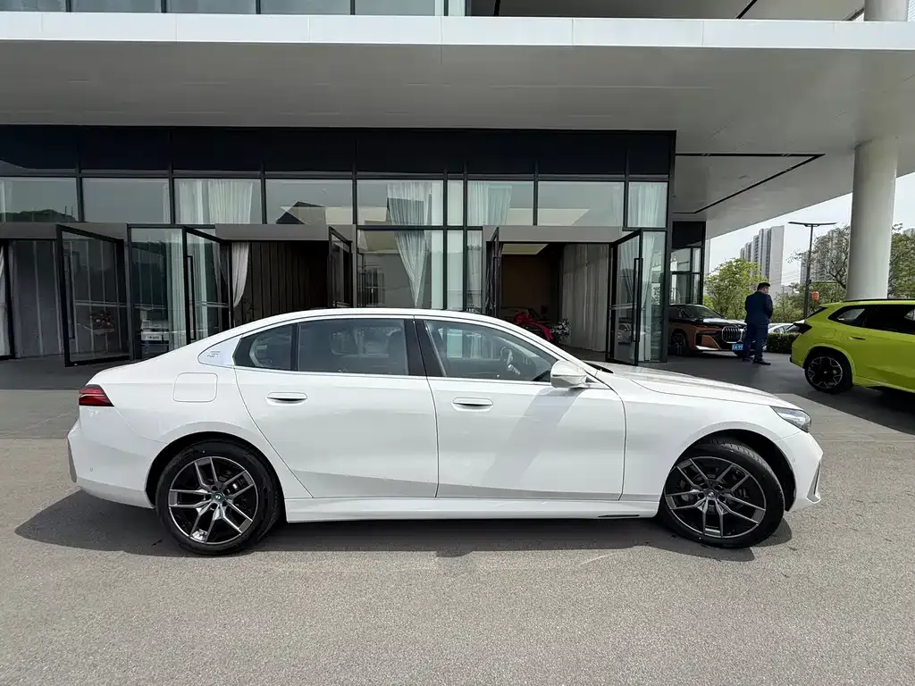 BMW i5 — фото 2