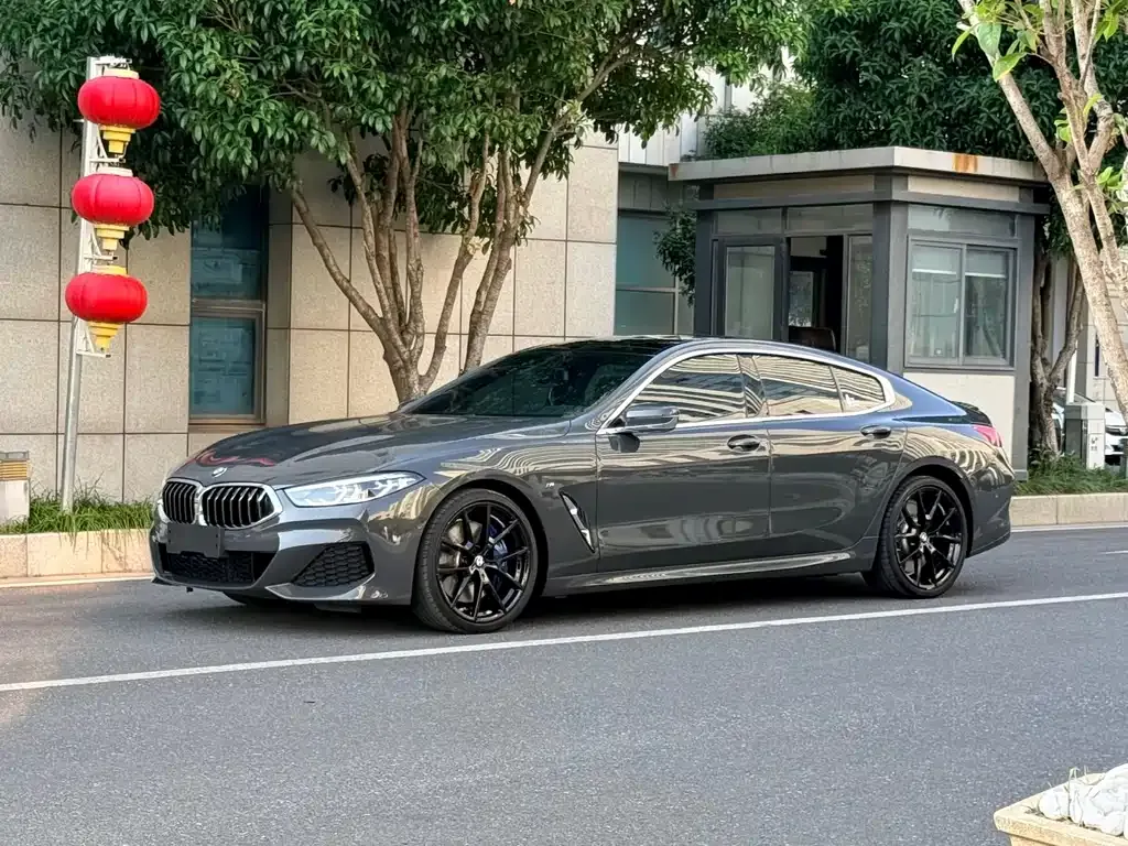 BMW 8 Series — фото 1