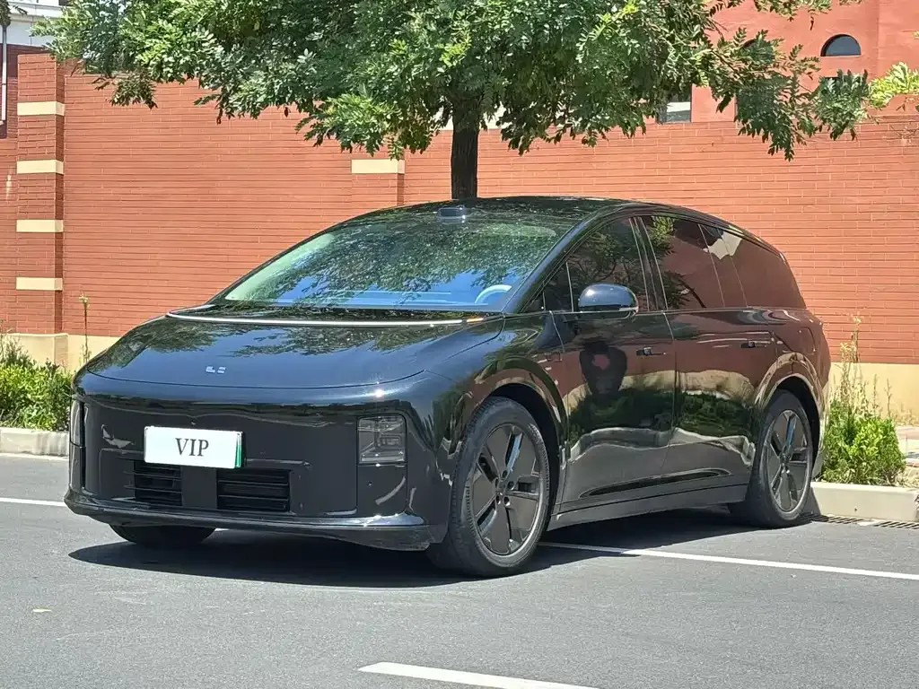 Li Auto i8 — фото 1