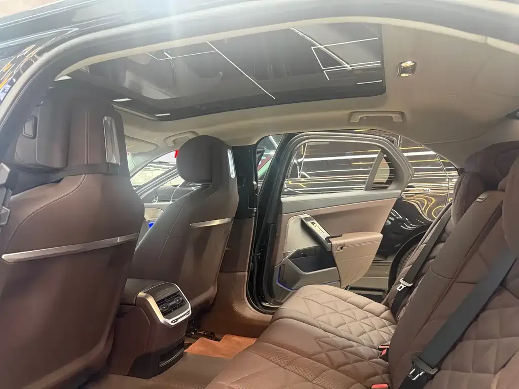 BMW i7 — фото 9