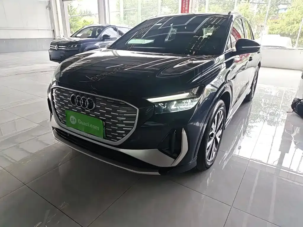 Audi Q4 e-tron — фото 1