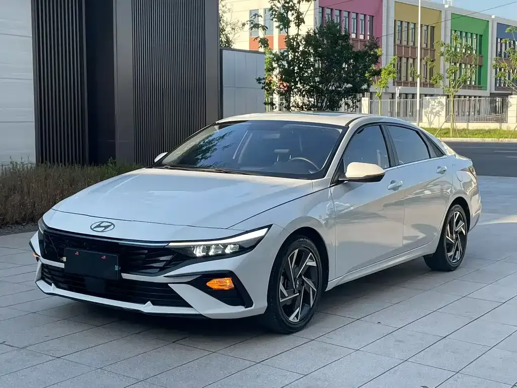 Hyundai Elantra — фото 1