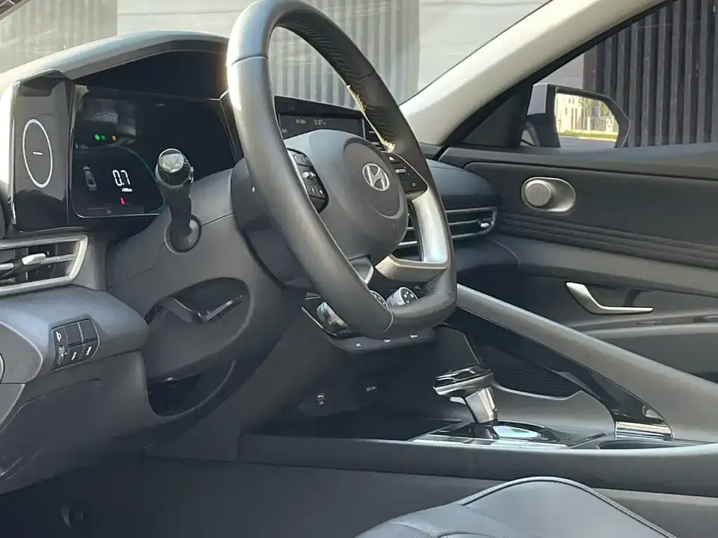 Hyundai Elantra — фото 2