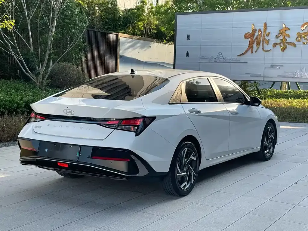 Hyundai Elantra — фото 9