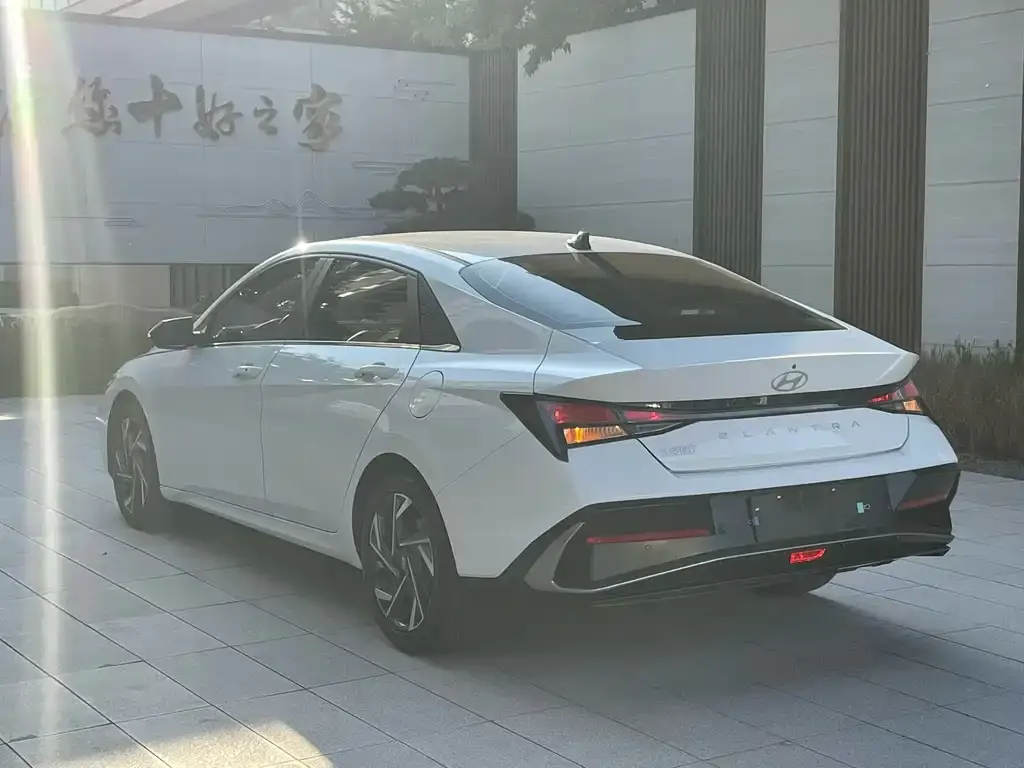 Hyundai Elantra — фото 6