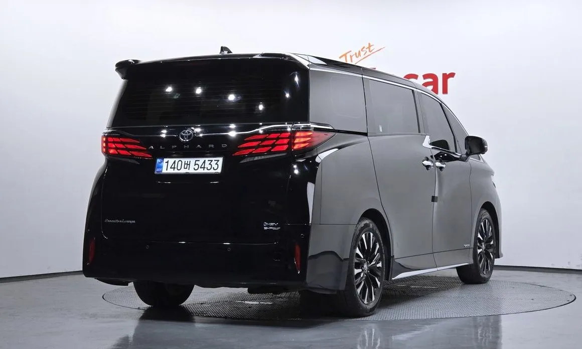 Toyota Alphard — фото 2