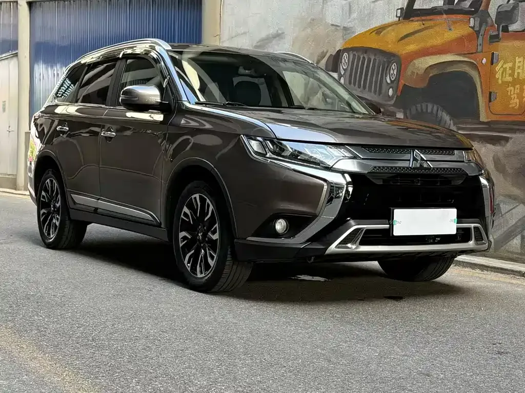 Mitsubishi Outlander — фото 1