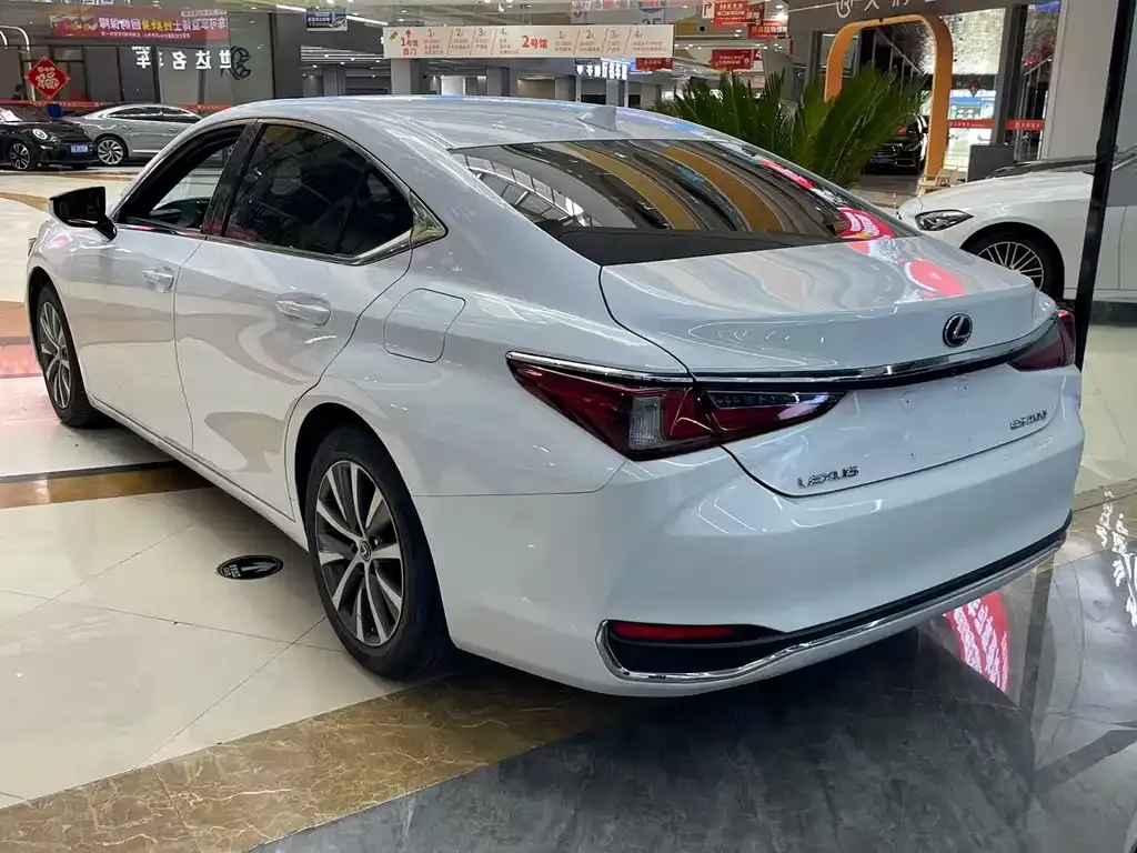 Lexus ES — фото 10