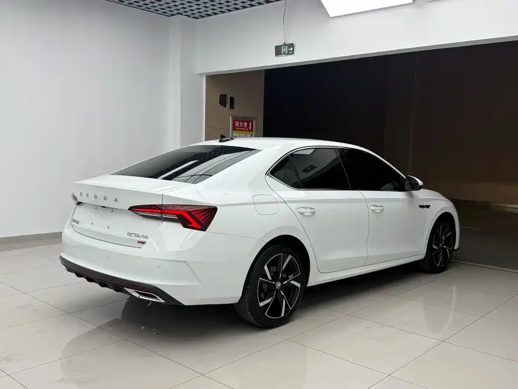Skoda Octavia — фото 2
