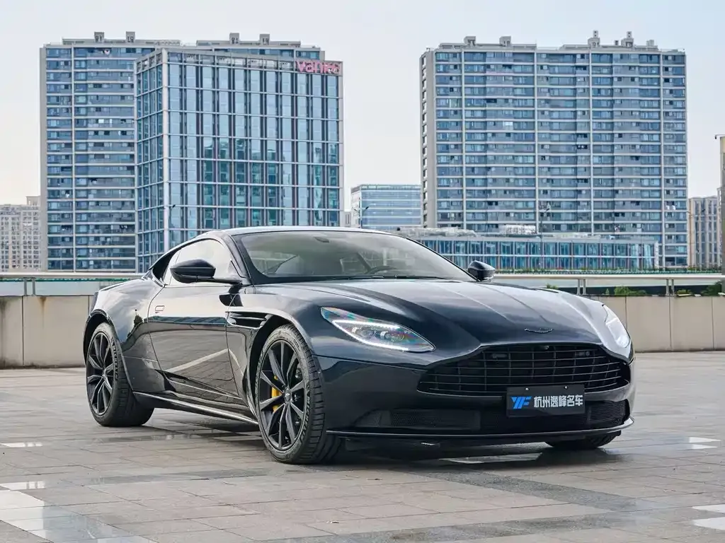 Aston Martin DB11 — фото 10