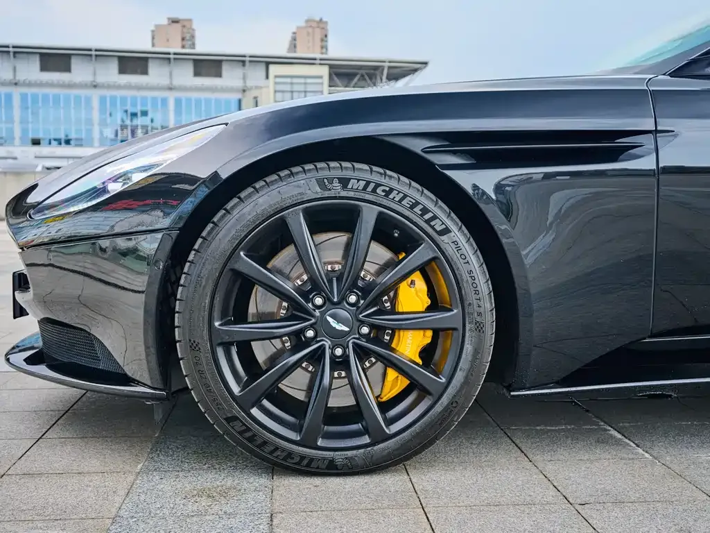 Aston Martin DB11 — фото 5