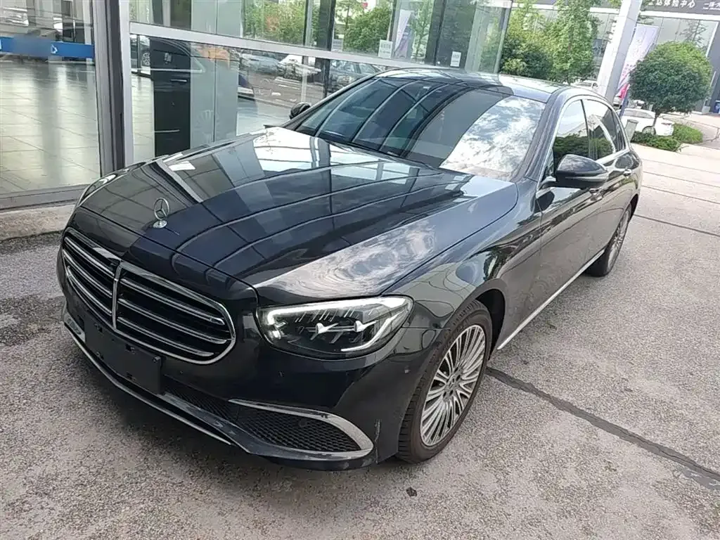 Mercedes-Benz E-Class — фото 1