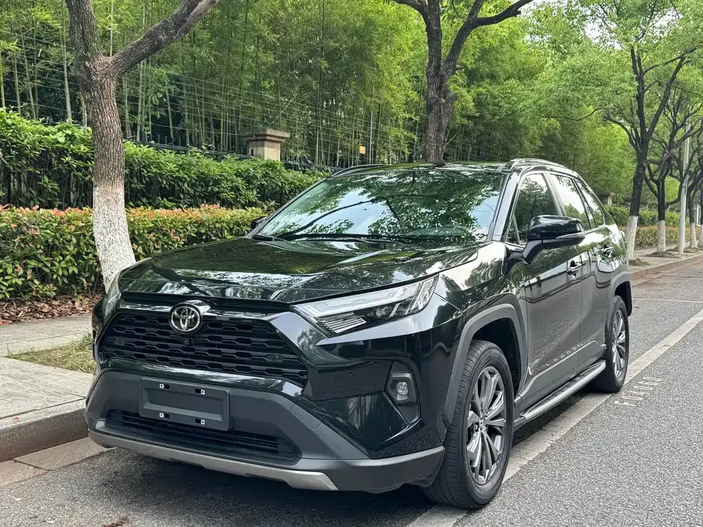 Toyota RAV4 — фото 1