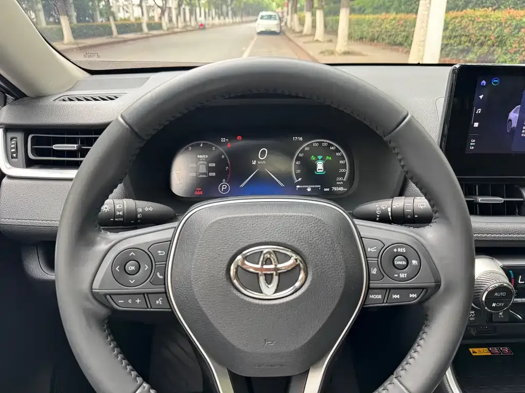 Toyota RAV4 — фото 5