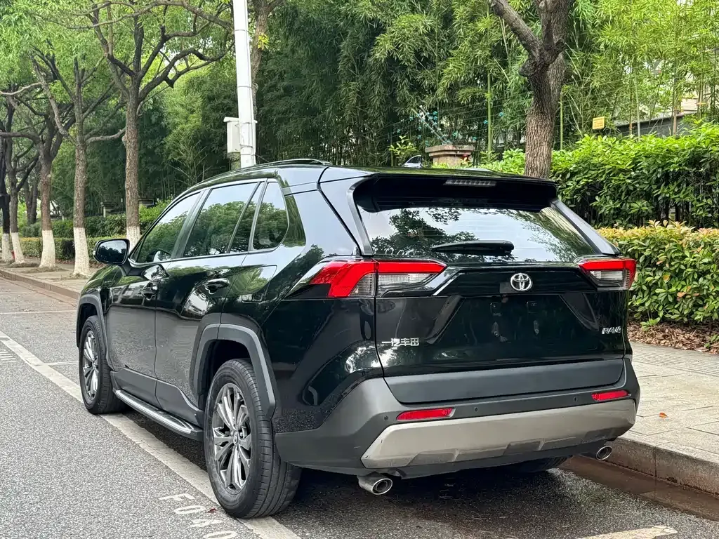 Toyota RAV4 — фото 8