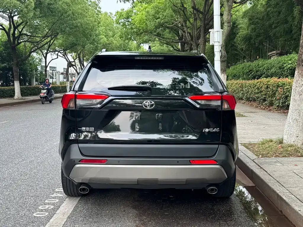 Toyota RAV4 — фото 7