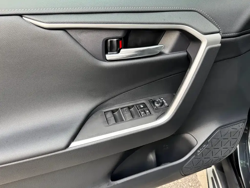 Toyota RAV4 — фото 6