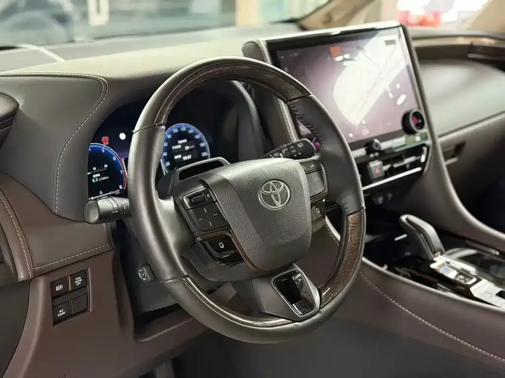 Toyota Alphard — фото 9