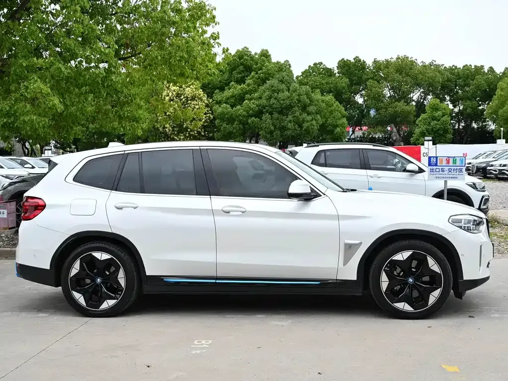BMW iX3 — фото 9