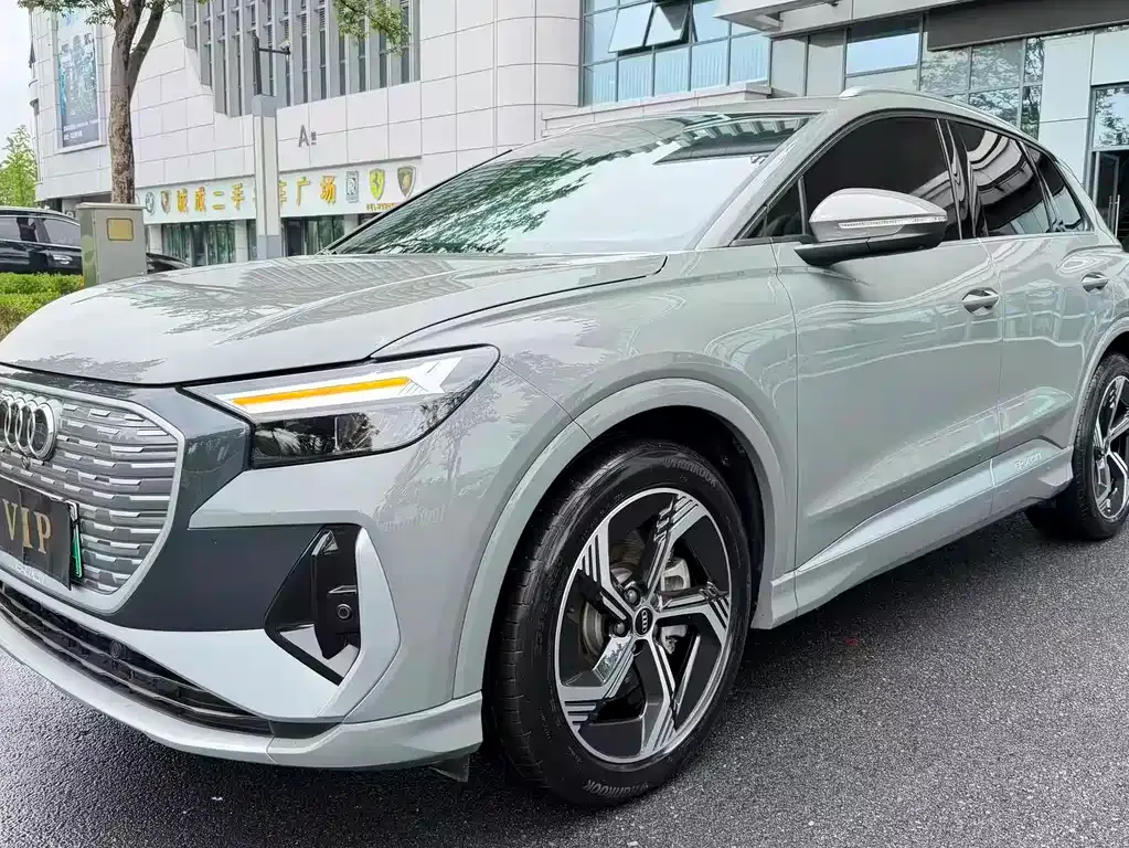Audi Q4 e-tron — фото 1