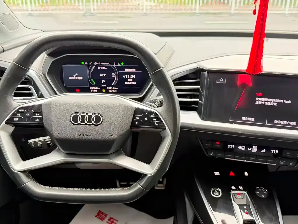 Audi Q4 e-tron — фото 2