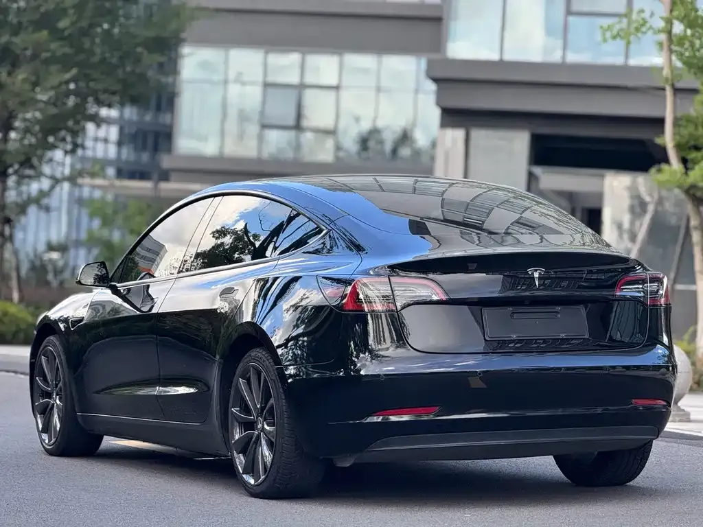 Tesla Model 3 — фото 4