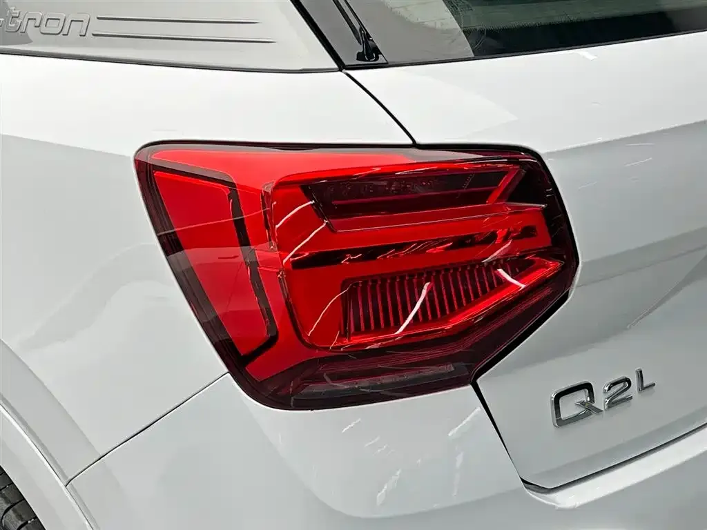 Audi Q2L e-tron — фото 3