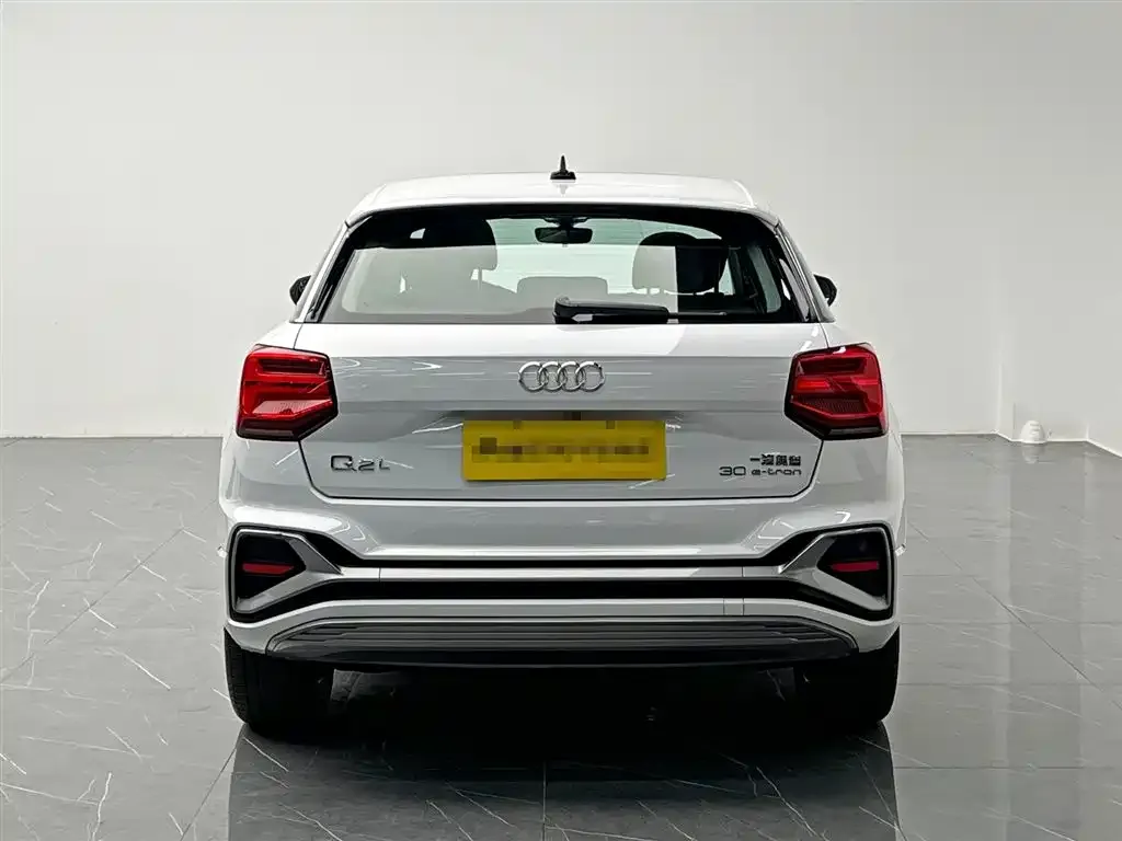 Audi Q2L e-tron — фото 4