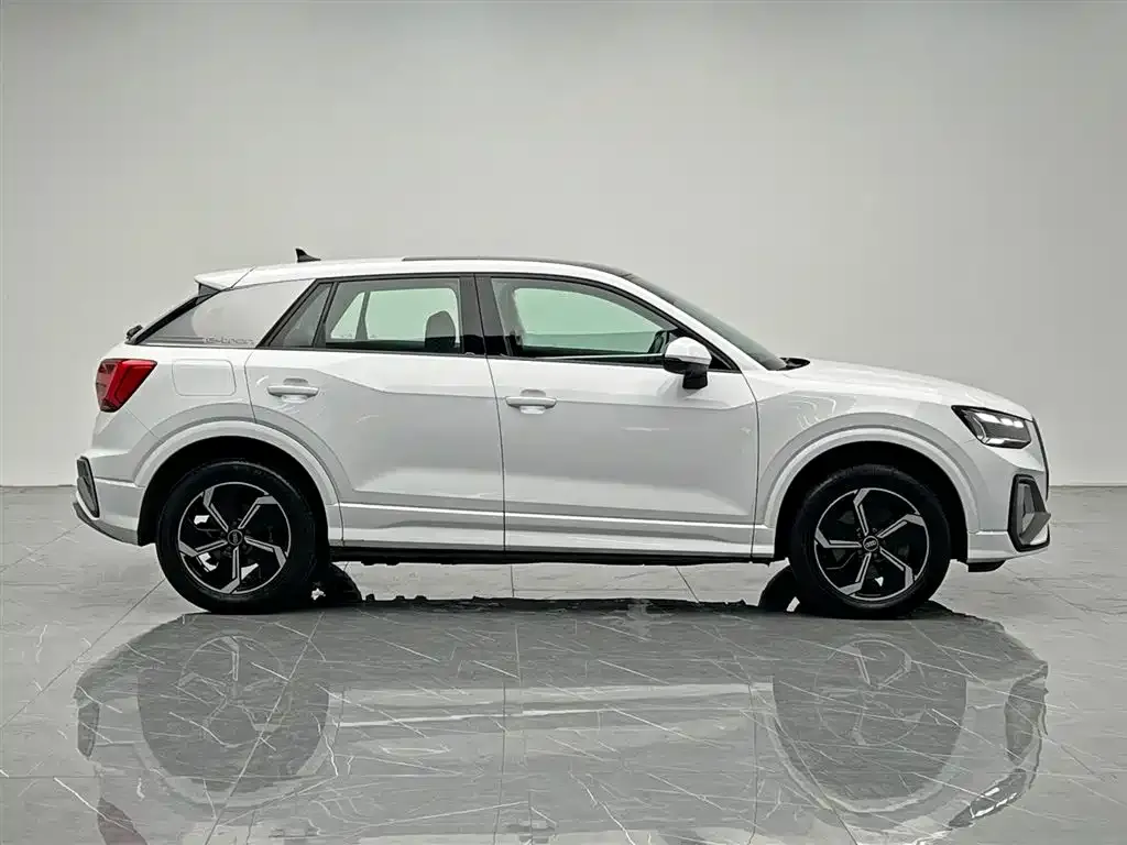 Audi Q2L e-tron — фото 2