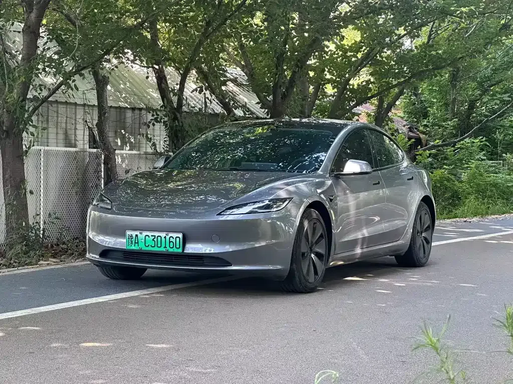 Tesla Model 3 — фото 1
