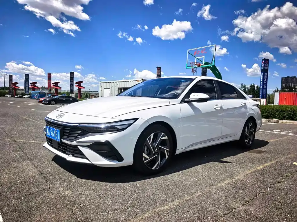 Hyundai Elantra — фото 1
