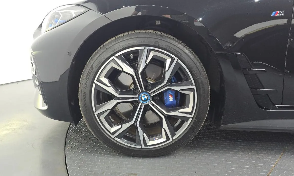 BMW i4 — фото 7