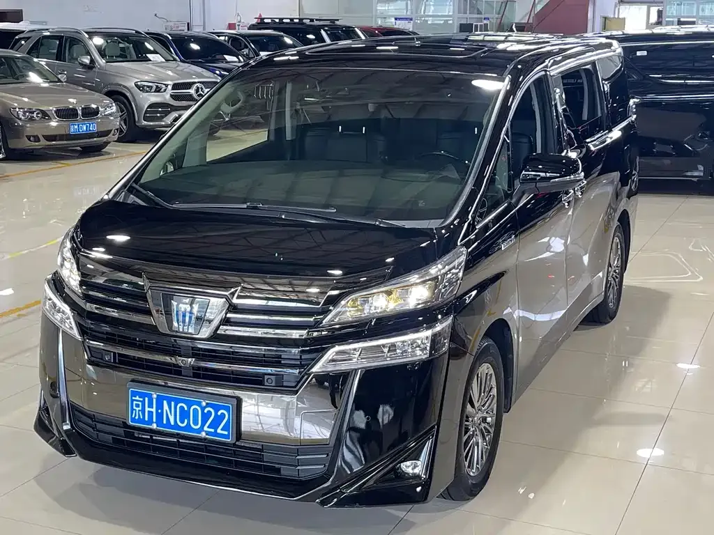 Toyota Vellfire — фото 1