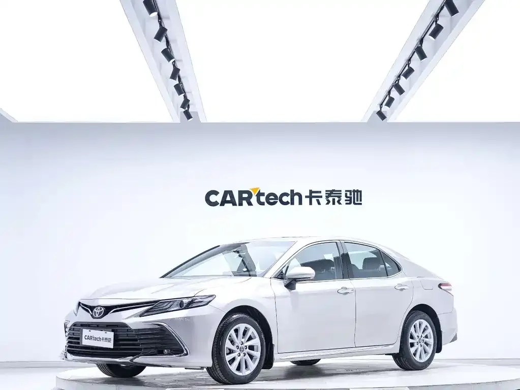 Toyota Camry — фото 1