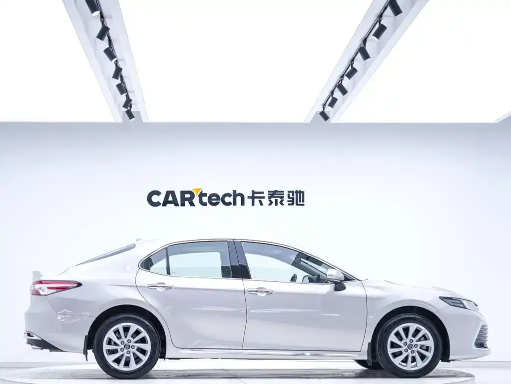 Toyota Camry — фото 9