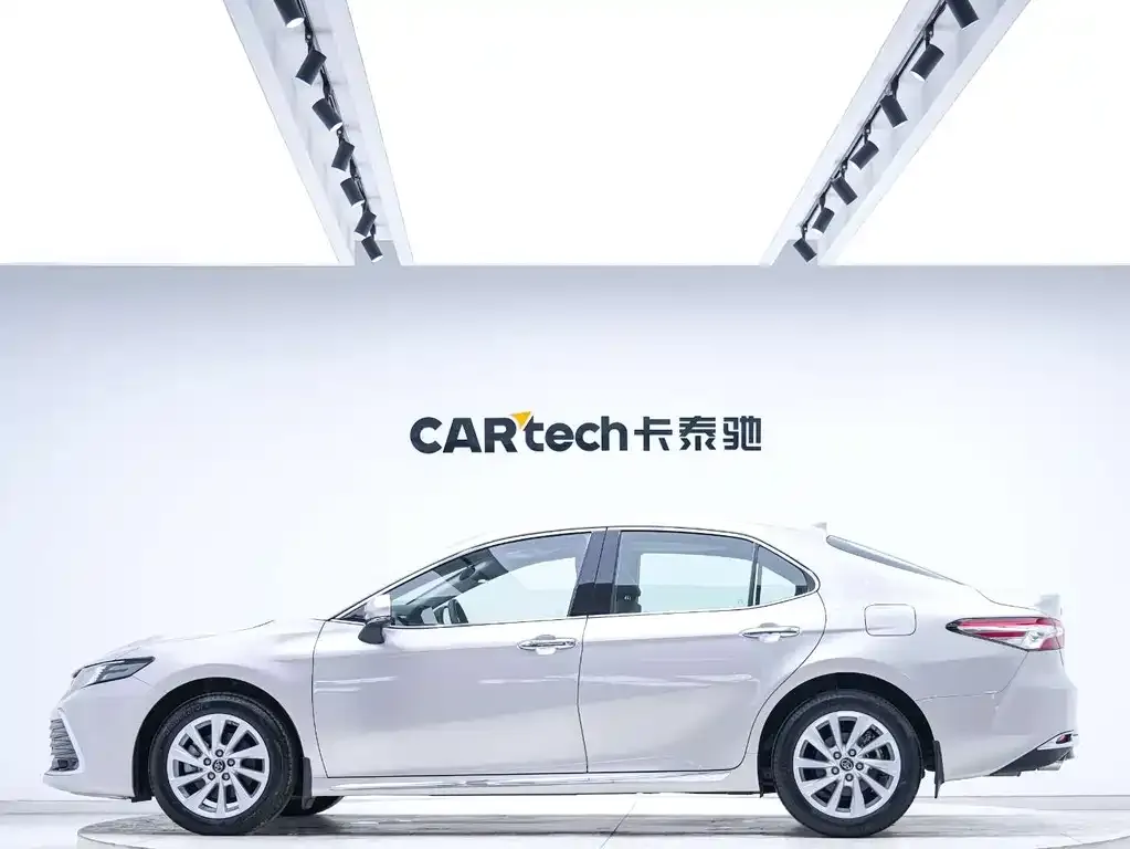 Toyota Camry — фото 2