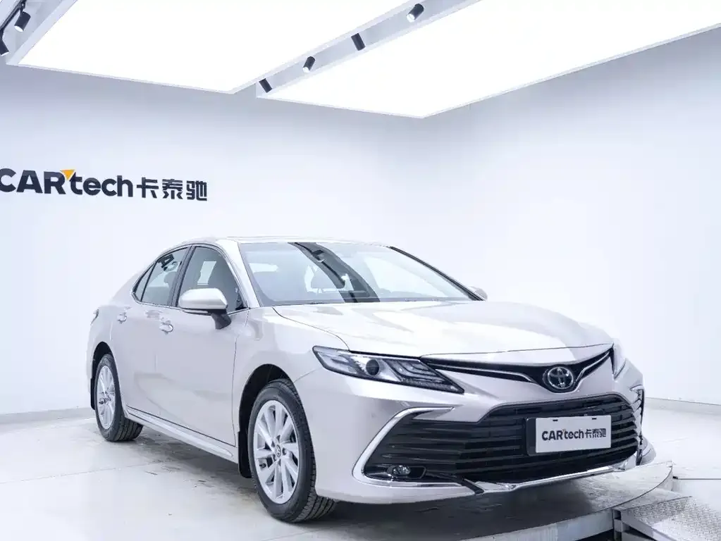 Toyota Camry — фото 5