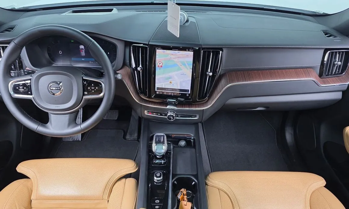 Volvo XC60 — фото 10
