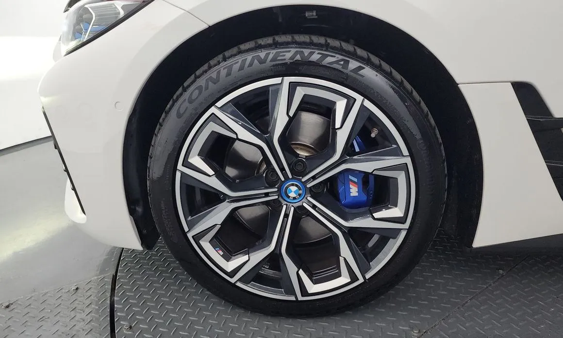BMW i4 — фото 6