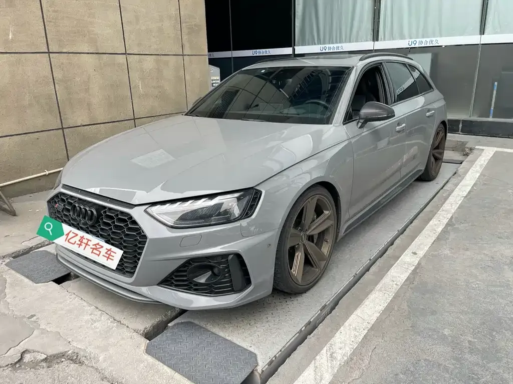 Audi RS 4 — фото 1