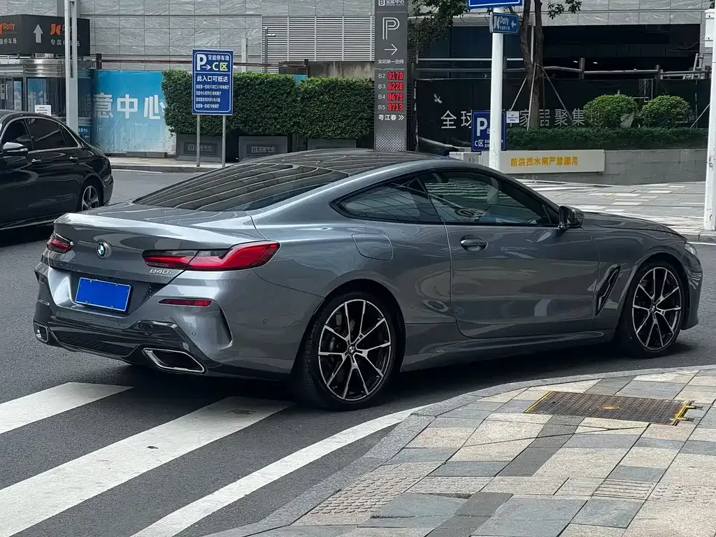 BMW 8 Series — фото 9
