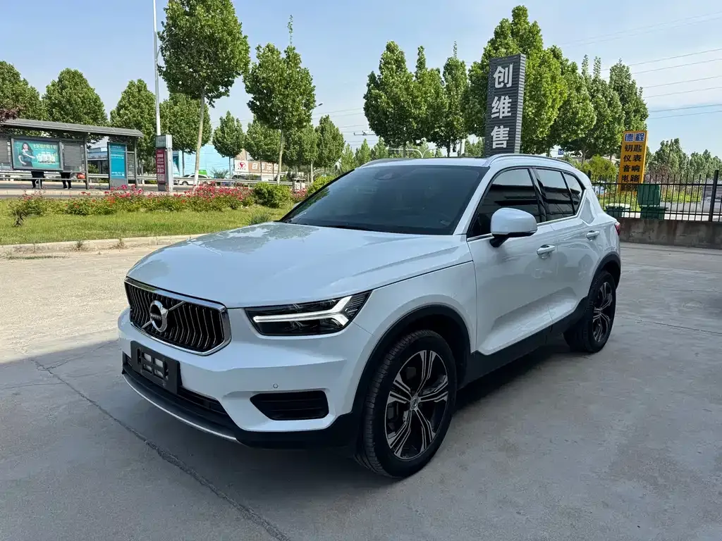 Volvo XC40 — фото 1