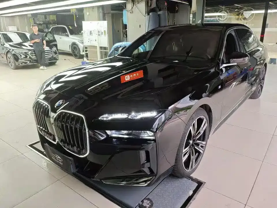 BMW 7 Series — фото 1