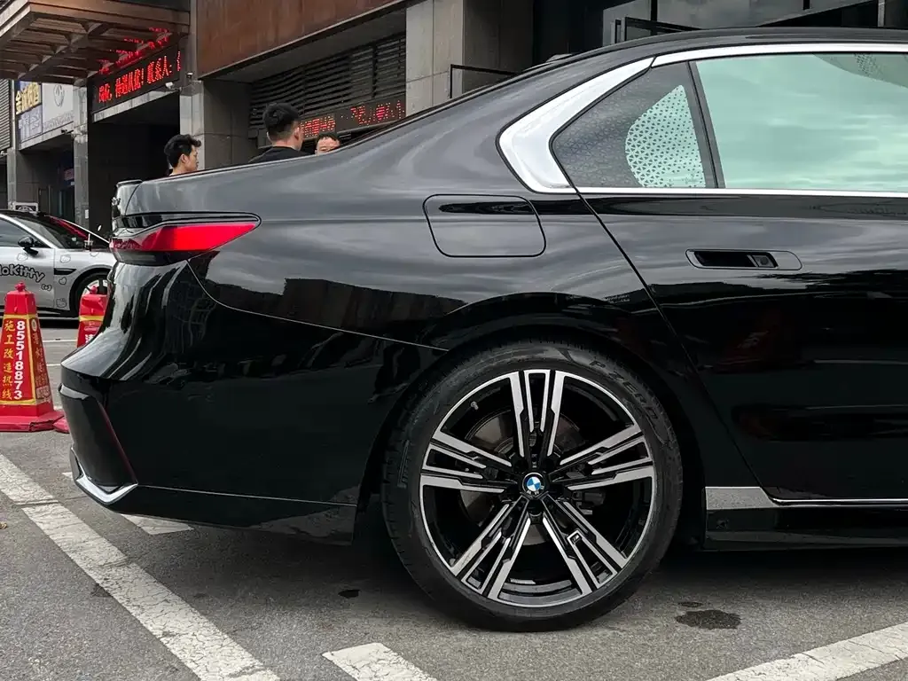 BMW 7 Series — фото 2
